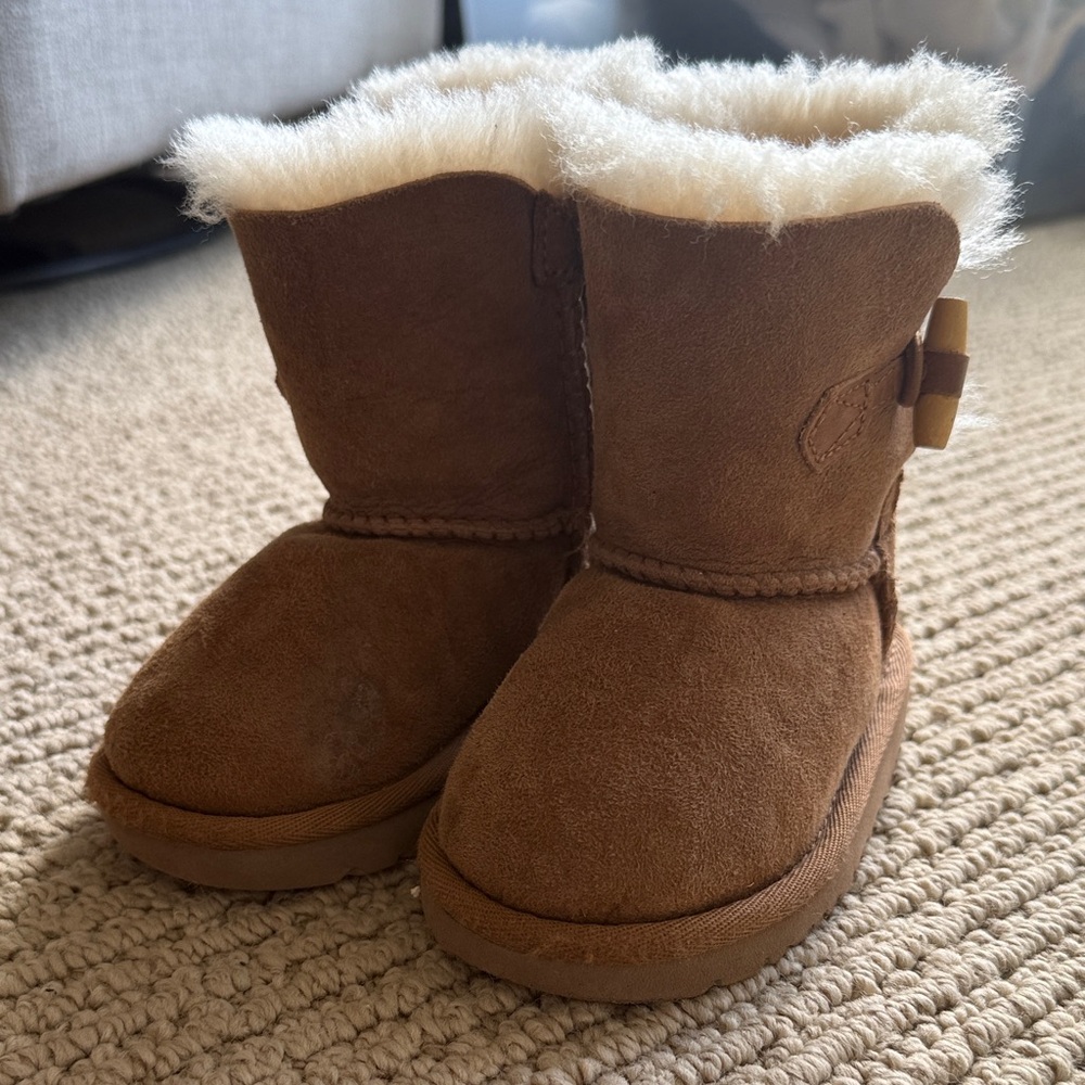 Ugg boots 6 toddler button